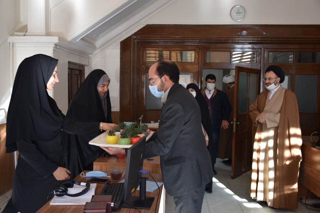 تجلیل مسئول نهاد رهبری از بانوان کارمند ساختمان مرکزی دانشگاه علوم پزشکی مشهد