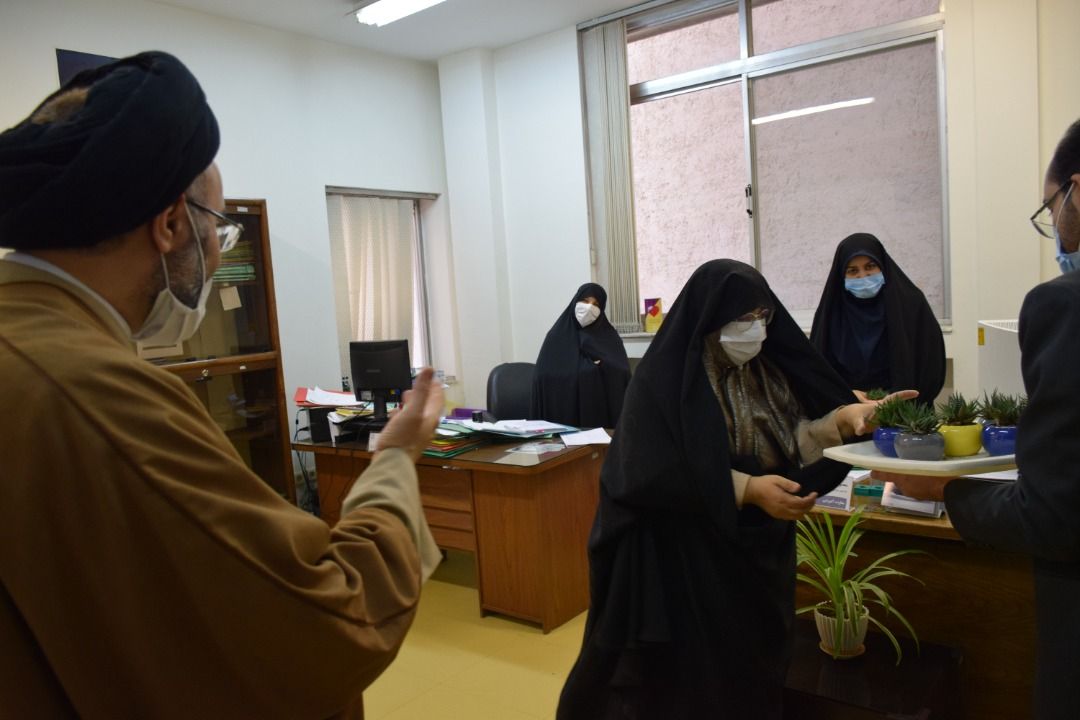 تجلیل مسئول نهاد رهبری از بانوان کارمند ساختمان مرکزی دانشگاه علوم پزشکی مشهد