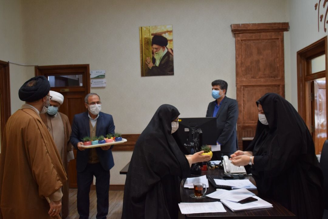 تجلیل مسئول نهاد رهبری از بانوان کارمند ساختمان مرکزی دانشگاه علوم پزشکی مشهد