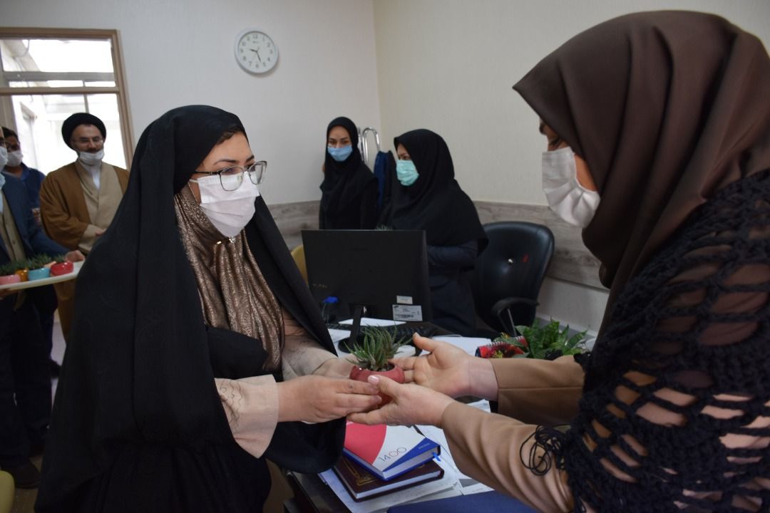 تجلیل مسئول نهاد رهبری از بانوان کارمند ساختمان مرکزی دانشگاه علوم پزشکی مشهد